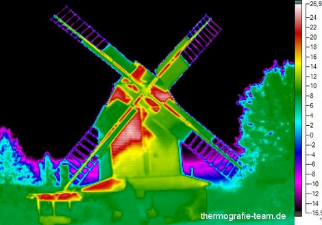 Ein Wärme-Bild einer Windmühle im Sonenschein